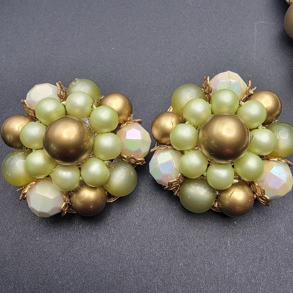 Vintage Women's Green and Gold tone Necklace and Clip Earrings Set - Picture 2 of 5